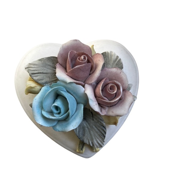VINTAGE  Roses  CERAMIC Heart TRINKET BOX - Picture 1 of 2